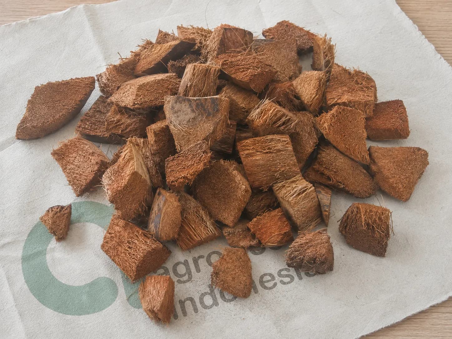 Close-up of coarse coco husk chips in the large 4–20 mm size range