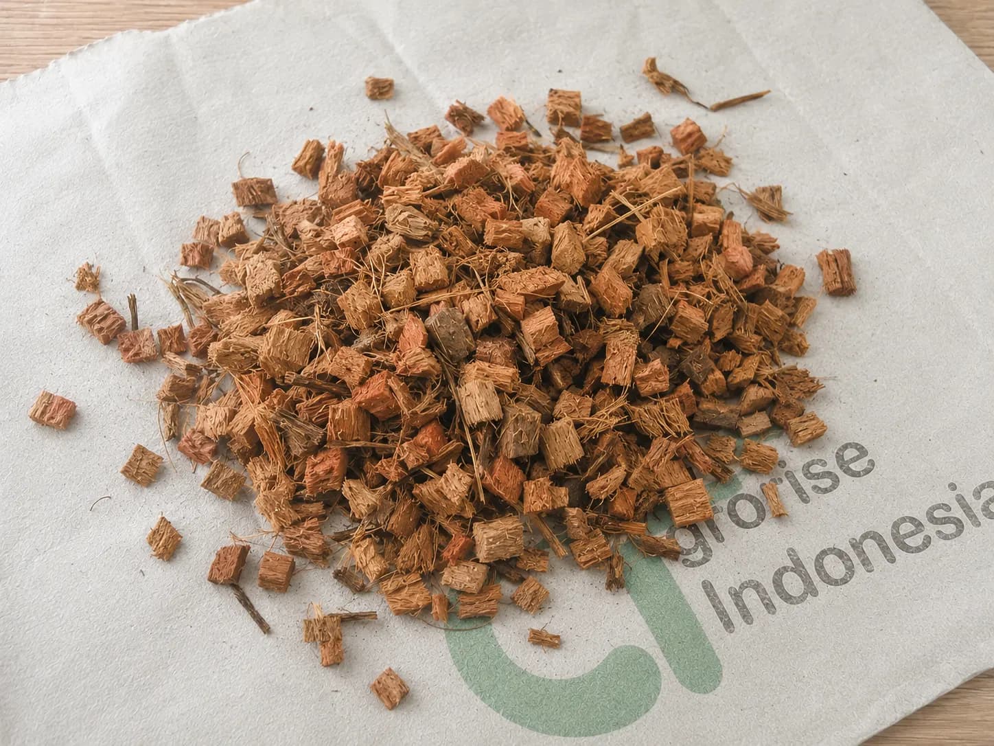 Loose coco husk chips with a natural mix of chip sizes and some fiber