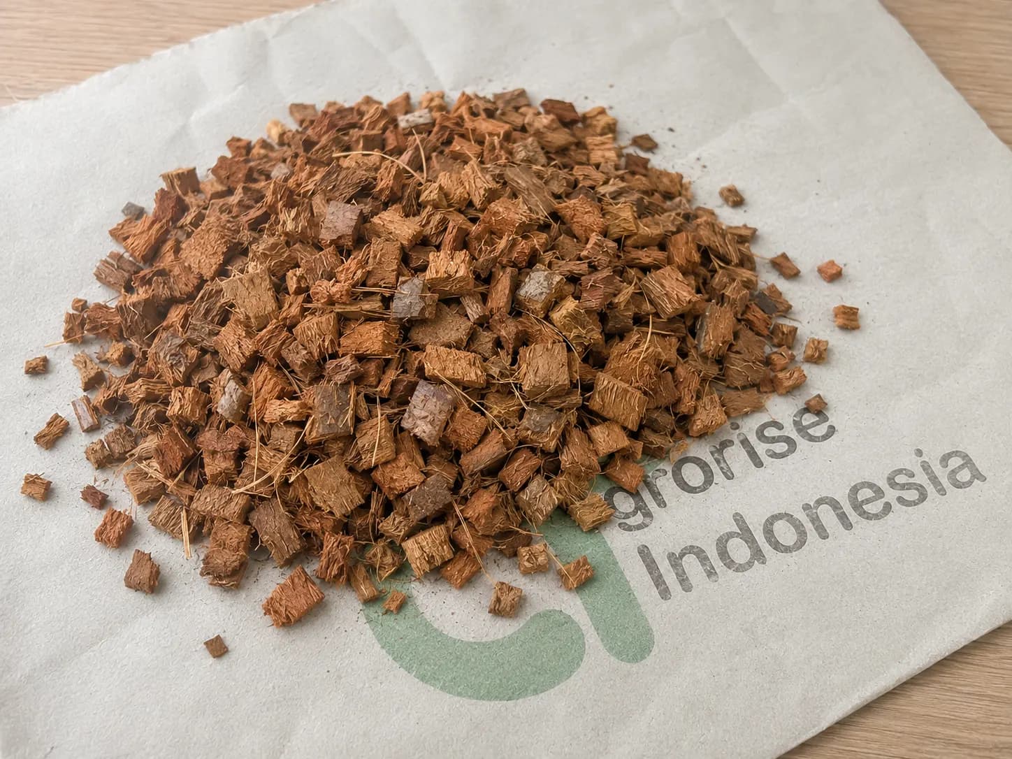 Close-up of medium 4–16 mm coco husk chips with mixed particle sizes